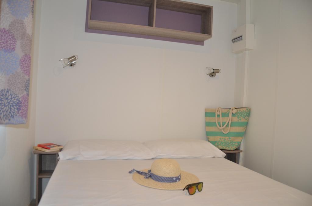 Happy Camp Mobile Homes In Domaine La Yole Camping Lodge Valras-Plage Room photo